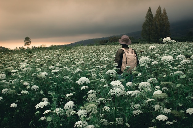 Avontuurlijke man met wilde bloem om hem heen