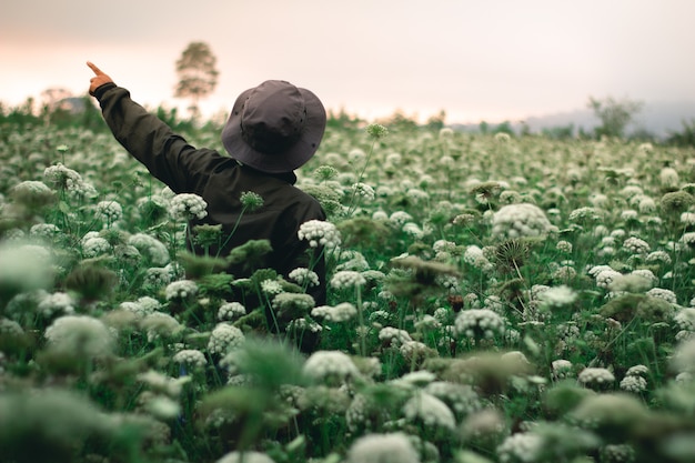 Avontuurlijke man met wilde bloem om hem heen