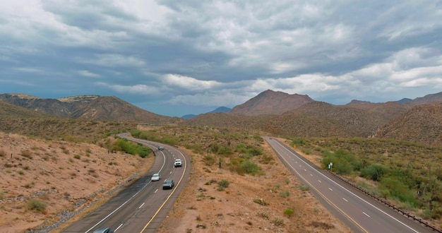 Avontuurlijke reizende woestijnweg panoramisch uitzicht op de asfaltweg over de dorre woestijn arizona