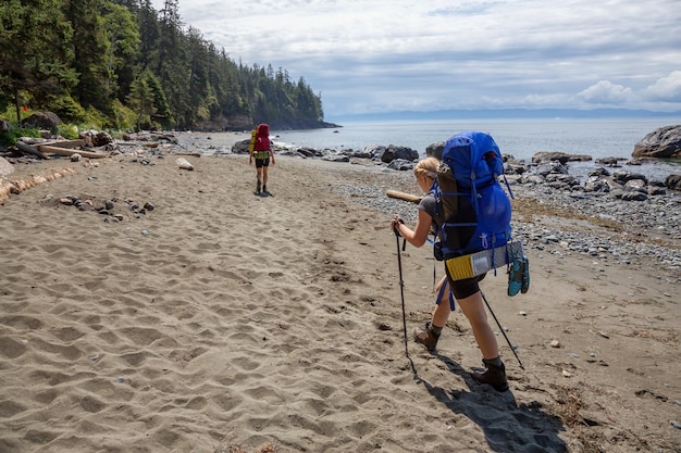 Avontuurlijke vrienden wandelen Juan de Fuca Trail