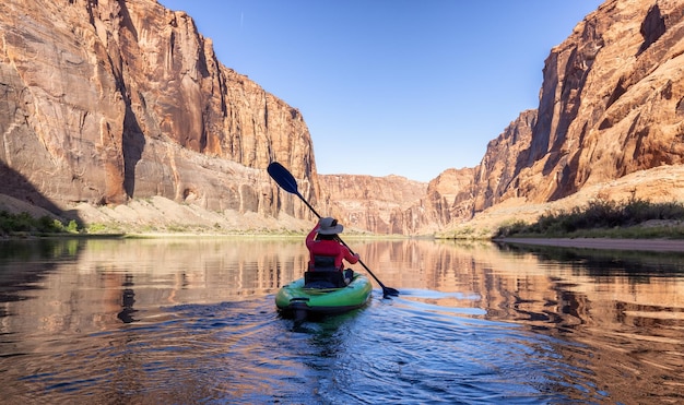 Avontuurlijke vrouw op een kajak die peddelt in de Colorado River Glen Canyon, Arizona