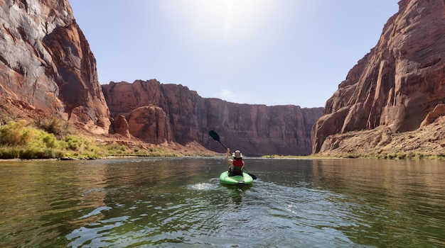 Avontuurlijke vrouw op een kajak die peddelt in de Colorado River Glen Canyon, Arizona