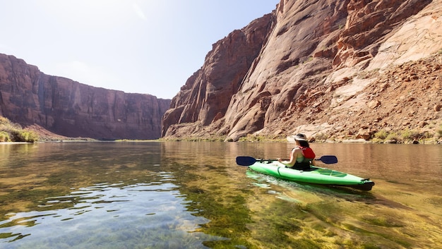 Avontuurlijke vrouw op een kajak die peddelt in de Colorado River Glen Canyon, Arizona