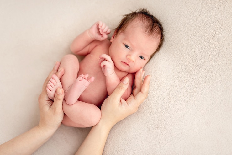 Photo awake newborn in loving hands