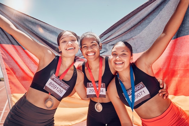 Foto award running en team van vrouwen met vlag van duitsland voor winnaar gouden medaille of training in stadionracebaanevenement fitnessdoelen of sporten met portret van meisjesloper voor wereldwijde marathonkampioen