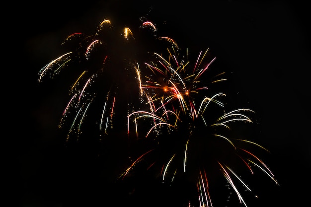 Fuochi d'artificio festivi isolati impressionanti su un'oscurità