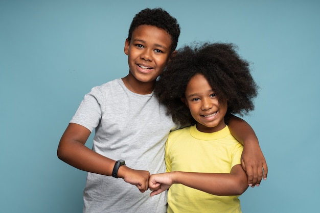 Photo awesome portrait of positive couple of brother and sister in casual style standing hugging