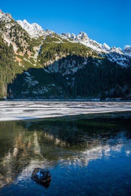 素晴らしい晴れた日。有名な湖 Popradske Pleso の近くのハイキング コース。信じられないほどの山々の景色、