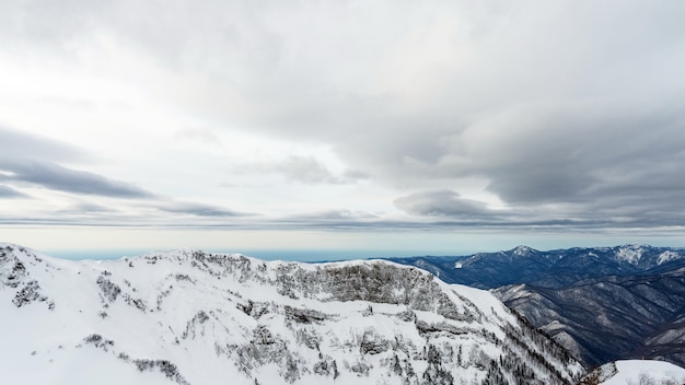 Photo awesome view of the caucasus mountains covered by snow in the ski resort of krasnaya polyana russia