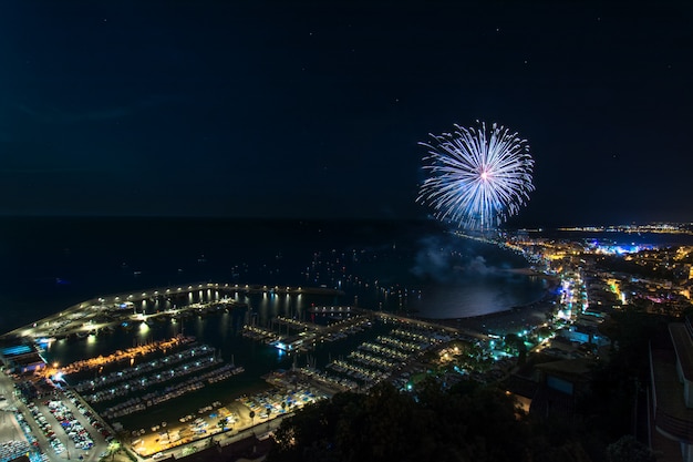 写真 スペイン、カタルーニャのブラネス上空の花火の素晴らしい広角ショット