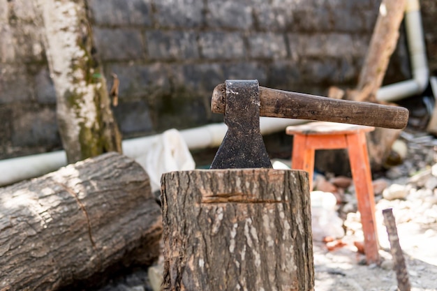 Photo ax chopping on wood in the patio of a house