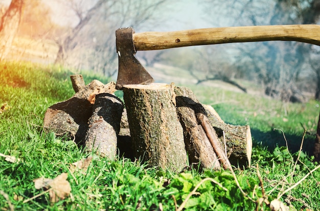 斧と緑の芝生の上の薪
