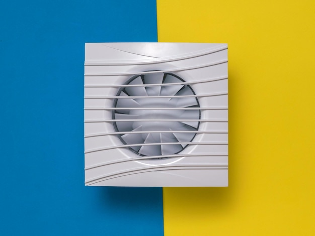 Ventilatore da canale assiale su sfondo giallo e blu