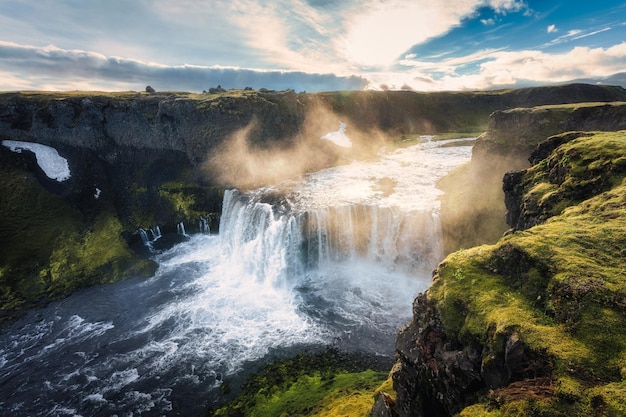 Axlafoss-waterval stroomt 's avonds in de zomer in de hooglanden van IJsland in de kloof tussen de afgelegen wildernis