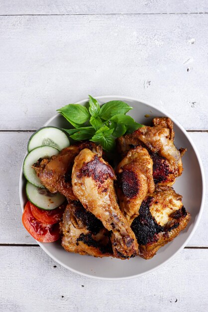 Ayam Bakar Bumbu Rujak is een Javaans gerecht gemaakt van kip dat gebruik maakt van rode basiskruiden en vervolgens wordt gegrild