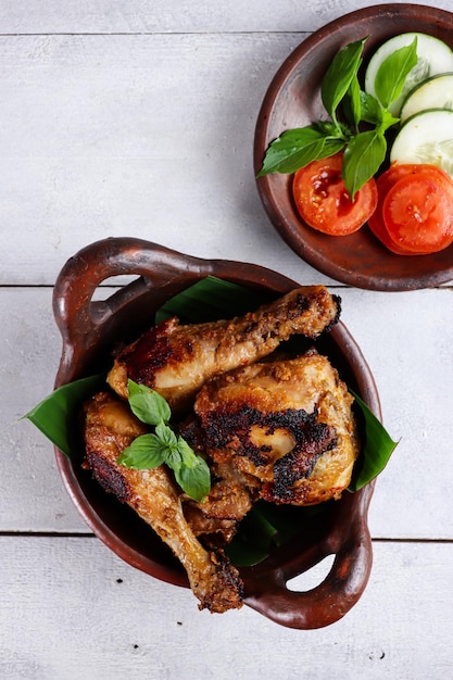 Ayam Bakar Bumbu Rujak is een Javaans gerecht gemaakt van kip dat gebruik maakt van rode basiskruiden en vervolgens wordt gegrild