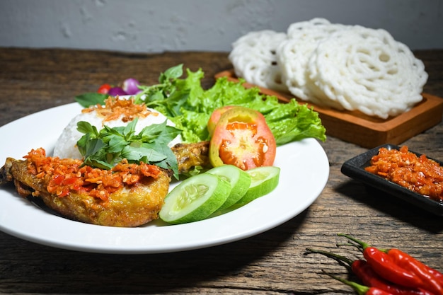 Ayam geprek indonesisch eten of geprek kip met sambal hete chilisaus geserveerd rijst op witte plaat