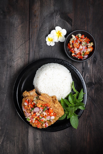 Ayam Geprek sambal matah 남방 프라이드 치킨의 인기 있는 길거리 음식 요리