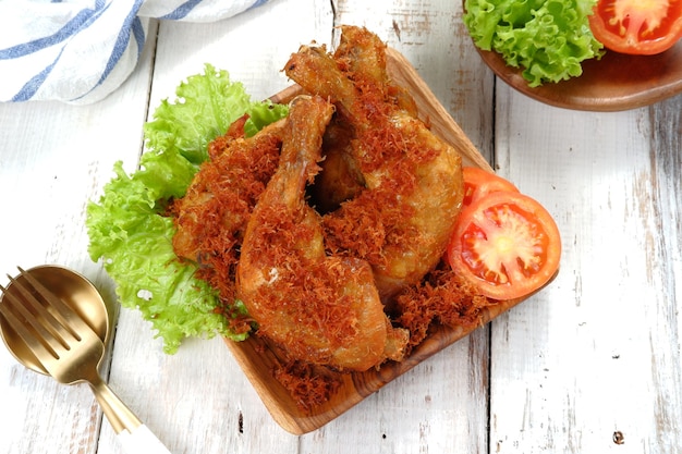 Ayam Goreng seroendeng, gebakken kip bestrooid met geraspte kokos met kerriekruiden of seroendeng