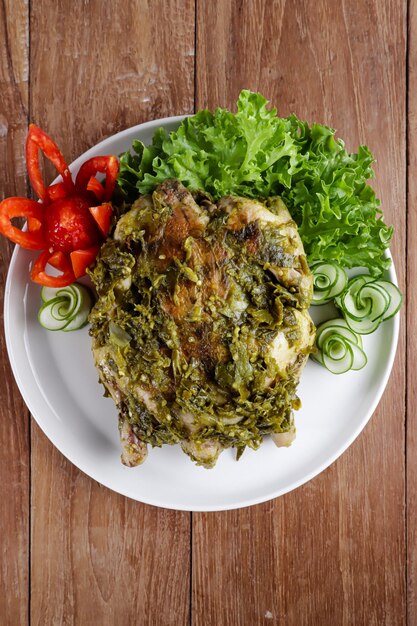 Ayam ingkung masak cabai hijau of hele kip gekookt in groene pepers