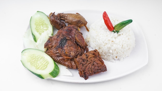 Ayamn Bakar of gegrilde kip met rijsttempeh en cucumbar Indonesisch populair eten