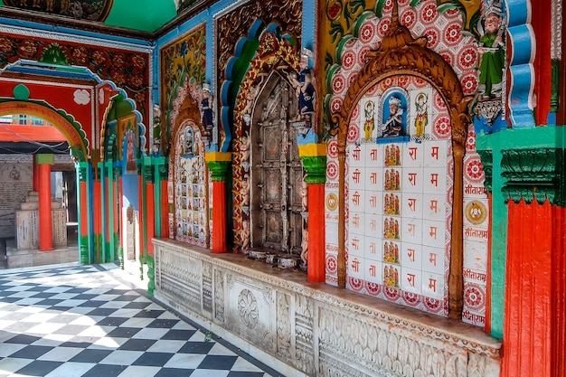 Ayodhya India Hanuman Garhi 사원 건축의 세부 사항