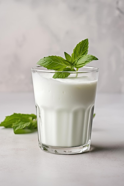 Ayran drankje in glas op de lichtgrijze achtergrond