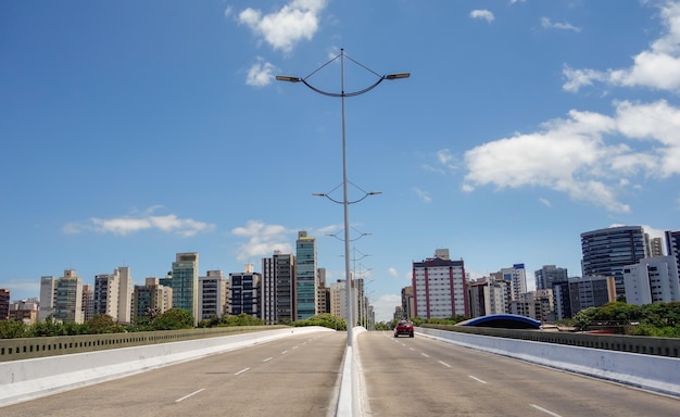 Ayrton Senna brug bij praia do canto in vitoria es brazil en gebouwen op de achtergrond