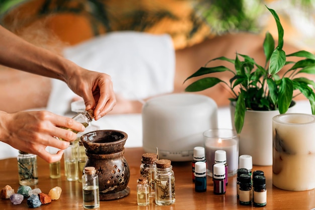 Ayurveda Aromatherapie Massage Aromatische olie in etherische olieverspreider gieten