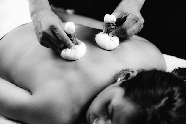 Ayurveda Kizhi-massage met kruidenboluszakjes