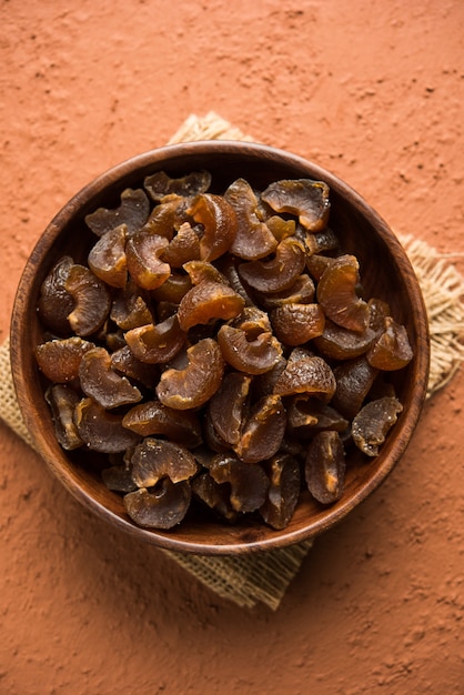 アーユルヴェーダのアムラキャンディーは、乾燥して塩辛い甘さ、またはチャパタの味と消化力があります。木製のボウルで提供、選択的な焦点