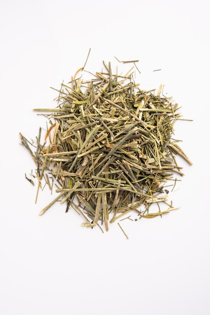 다양한 치료에 사용되는 Ayurvedic Dry Kiratatikta 또는 Swertia chirata 또는 Gentianaceae 허브