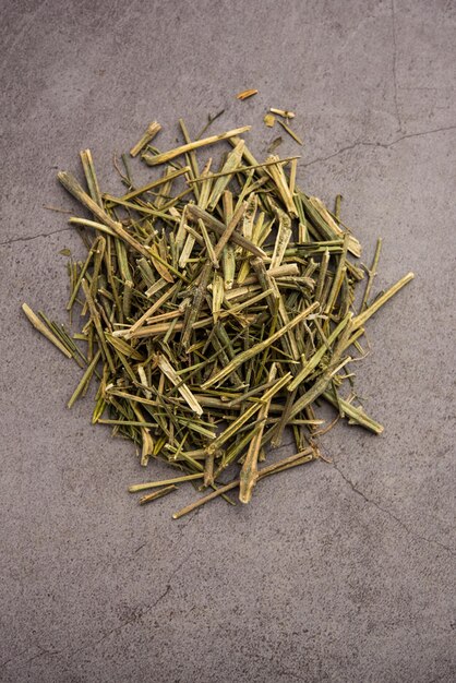 Photo ayurvedic dry kiratatikta or swertia chirata or gentianaceae herb used in the various treatments