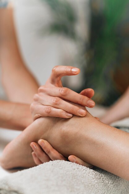 Photo ayurvedic foot massage hands of ayurveda practitioner massaging female foot