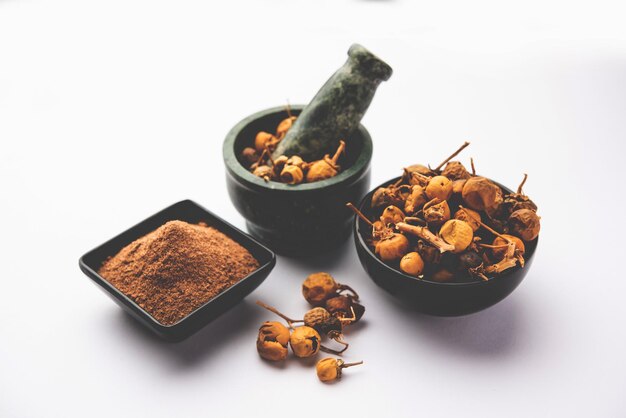 Ayurvedische Choti Kateli ook bekend als Kantkari of Solanum Surattense gedroogd en poedervorm