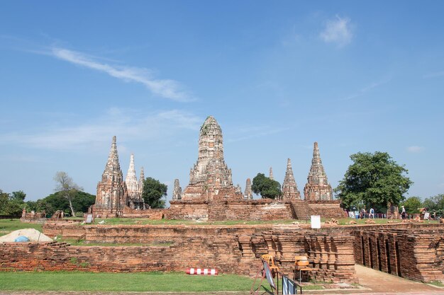 아유타야 태국 (Ayutthaya) 2018년 5월 13일 (현지시간) 관광객들이 와트 차이와타나람 (Wat Chaithanaram) 을 방문할 때, 아우타야의 가장 인상적인 사원 중 하나입니다.