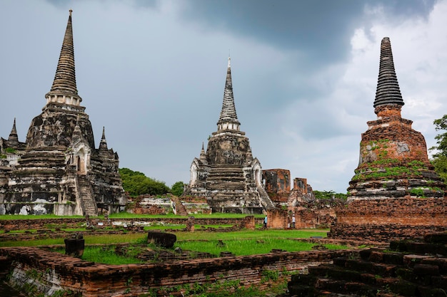 Photo ayutthaya thailand october 5 2022 group touring pagoda wat phra sri sanphet temple in the precinct of ayutthaya historical park a unesco world is one popular tourist destination