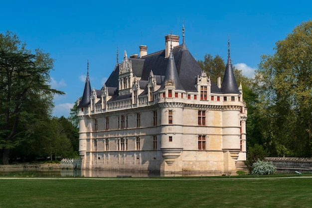 은 여름날에 인드레 강 (Indre) 의 이 위에 있는 아자일 리도 성 (Azay-le-Rideau Castle) 인드레 루아르 (Indre-Loire) 프랑스