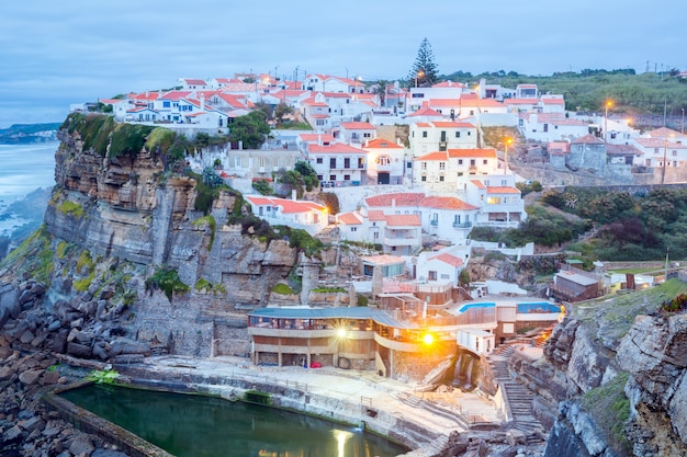 Azenhas do Mar dorp in de schemering Portugal