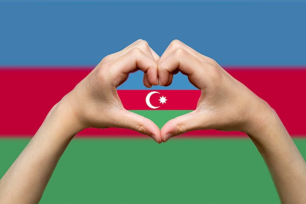 Foto bandiera dell'azerbaigian con due mani forma di cuore esprimere amore o affetto concetto mano cuore amore