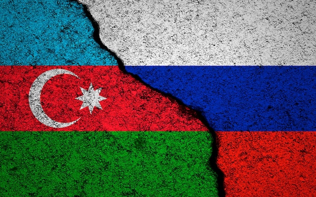 아제르바이잔과 러시아 국기 배경 금이 간 벽 군사 충돌 및 전쟁 개념 사진