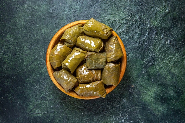 Azerbeidzjaanse gevulde druivenbladeren dolma in een bruine kom