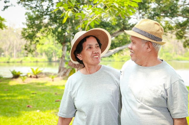 Aziatisch bejaarde echtpaar Ga op vakantie in het park Geniet van het leven na pensionering Het concept van gezondheid voor ouderen kopieert ruimte