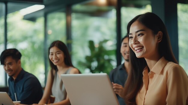 Aziatisch commercieel team dat de laptop gebruikt