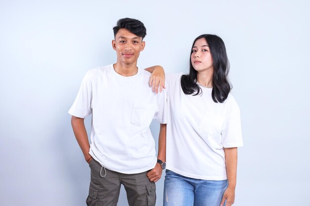 Aziatisch echtpaar met wit T-shirt voor mock-up