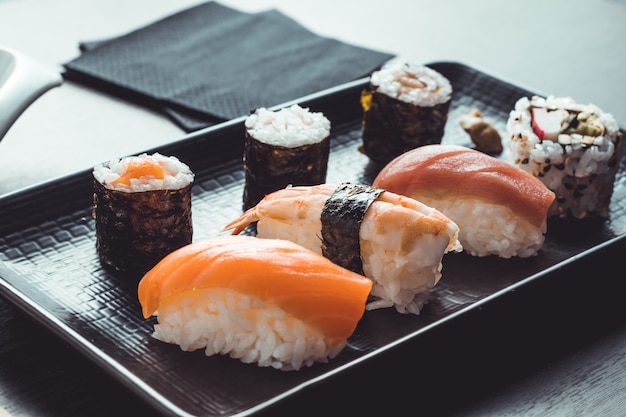 Aziatisch eten klaar om te eten. Sushi restaurant