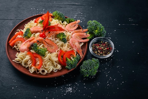 Aziatisch eten met zeevruchten en groenten Garnalen broccoli paprika kruiden Bovenaanzicht Vrije ruimte voor tekst