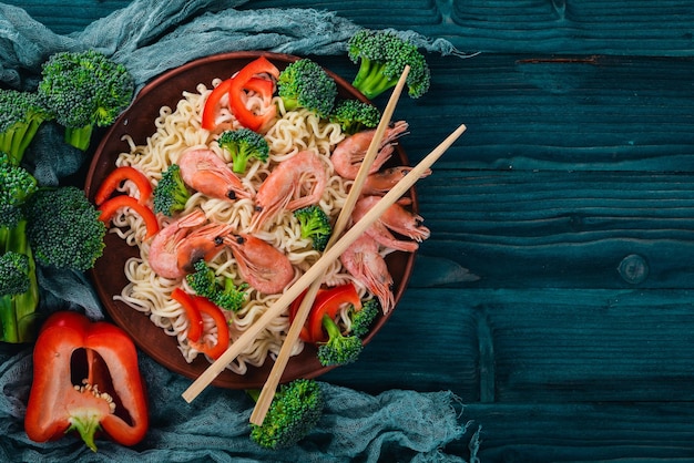 Aziatisch eten met zeevruchten en groenten Garnalen broccoli paprika kruiden Bovenaanzicht Vrije ruimte voor tekst
