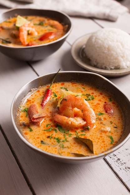 Aziatisch eten, pittige tom yum-soep in een kom?