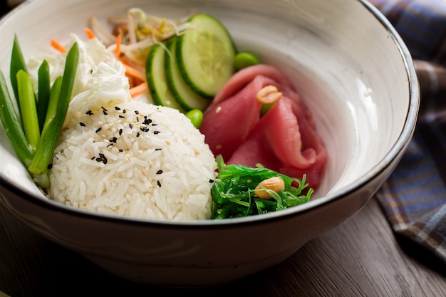 Aziatisch eten: rijst met sesam en tonijn in een restaurant